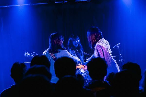 2ピースガールズバンド「ガラスの靴は落とさない」 夢を追い続ける苦しさも喜びも知る、今の彼女たちが鳴らす音【オフィシャルレポート】