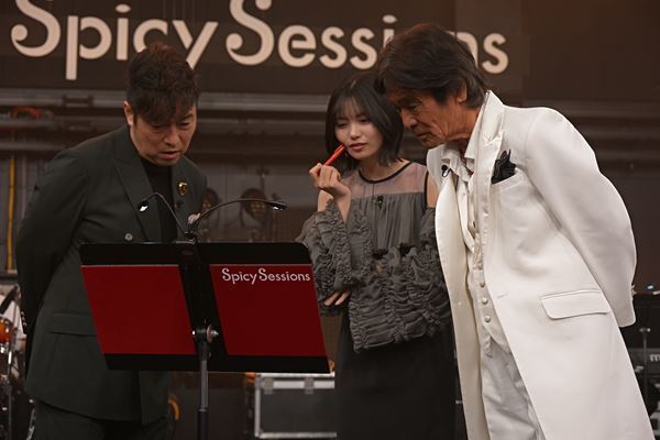 音楽番組『Spicy Sessions』最新回の収録レポート到着！MCの黒沢 薫と中西アルノの濃密なインタビューも公開