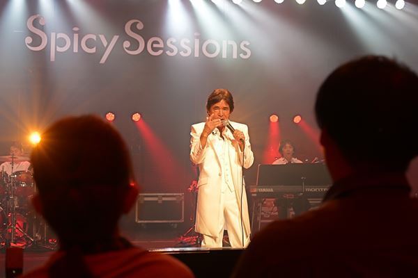 音楽番組『Spicy Sessions』最新回の収録レポート到着！MCの黒沢 薫と中西アルノの濃密なインタビューも公開