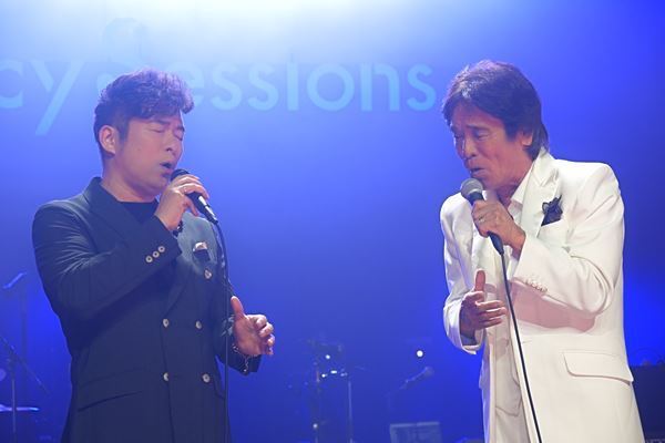 音楽番組『Spicy Sessions』最新回の収録レポート到着！MCの黒沢 薫と中西アルノの濃密なインタビューも公開
