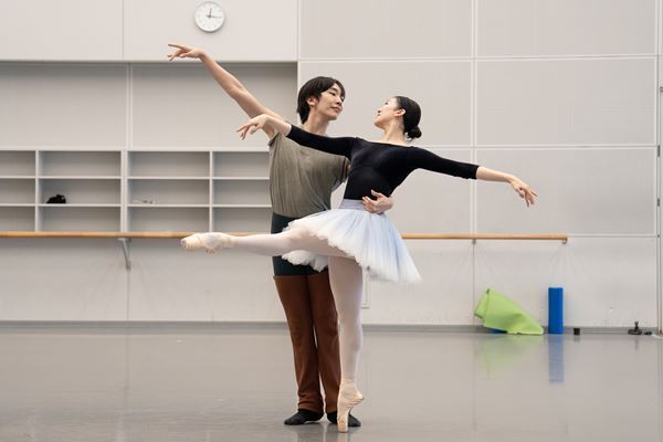 新国立劇場「バレエ・コフレ 2026」リハーサル中の柴山紗帆、李明賢に聞く『テーマとヴァリエーション』への取り組み