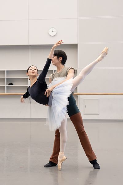 新国立劇場「バレエ・コフレ 2026」リハーサル中の柴山紗帆、李明賢に聞く『テーマとヴァリエーション』への取り組み