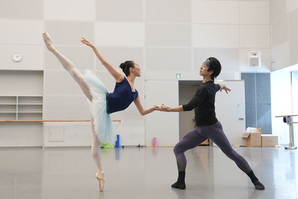 新国立劇場「バレエ・コフレ 2026」リハーサル中の柴山紗帆、李明賢に聞く『テーマとヴァリエーション』への取り組み