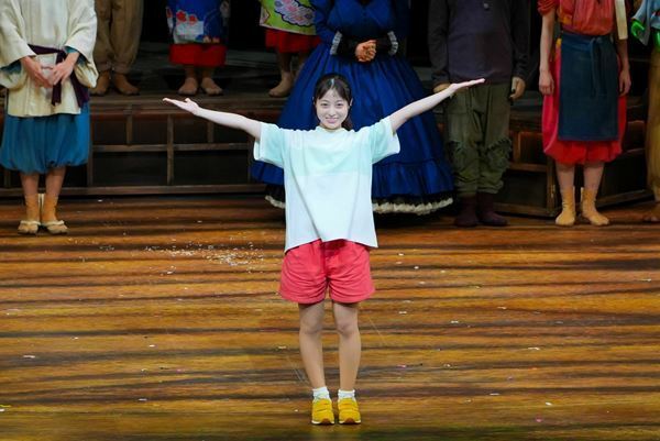 舞台『千と千尋の神隠し』上海公演開幕！　舞台写真とともに橋本環奈、醍醐虎汰朗、ジョン・ケアードらの会見コメント到着