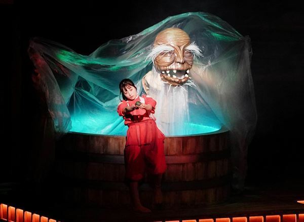 舞台『千と千尋の神隠し』上海公演開幕！　舞台写真とともに橋本環奈、醍醐虎汰朗、ジョン・ケアードらの会見コメント到着