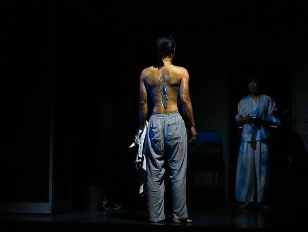 岡本圭人「自分と勝四郎はとても似ている」 主演舞台『月を抱く人魚』舞台写真＆コメントが到着