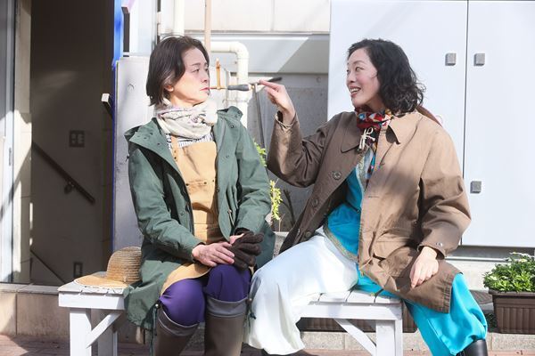 文学座アトリエの会『Fefu and Her Friends』開幕　回遊しながら8人の女性の心の奥底を目撃する