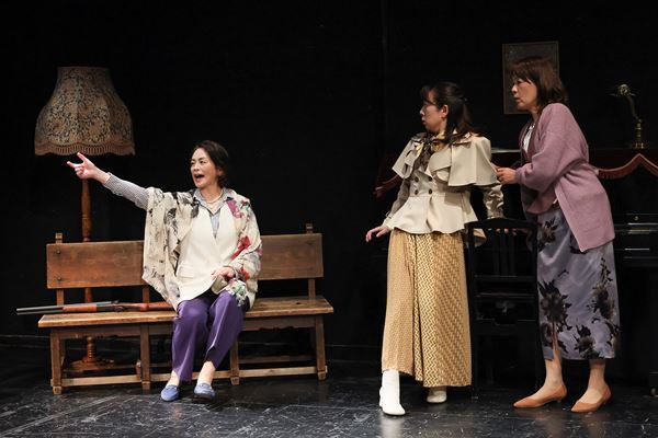 文学座アトリエの会『Fefu and Her Friends』開幕　回遊しながら8人の女性の心の奥底を目撃する