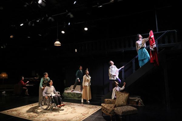 文学座アトリエの会『Fefu and Her Friends』開幕　回遊しながら8人の女性の心の奥底を目撃する