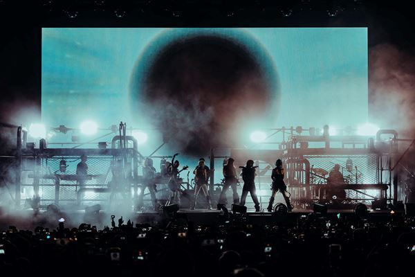XG、初出演の『FUJI ROCK FESTIVAL '26』で圧巻のステージ　新曲初披露を含む全16曲でWHITE STAGEを熱狂の渦に【オフィシャルレポート】