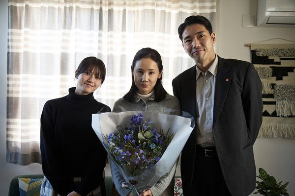 松村北斗＆今田美桜『白鳥とコウモリ』花束手にする全7点のクランクアップ写真解禁