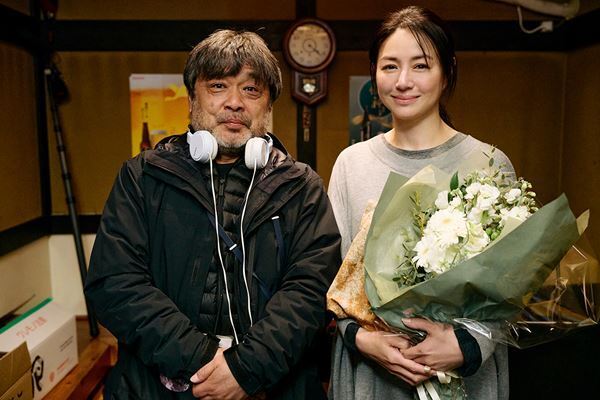松村北斗＆今田美桜『白鳥とコウモリ』花束手にする全7点のクランクアップ写真解禁