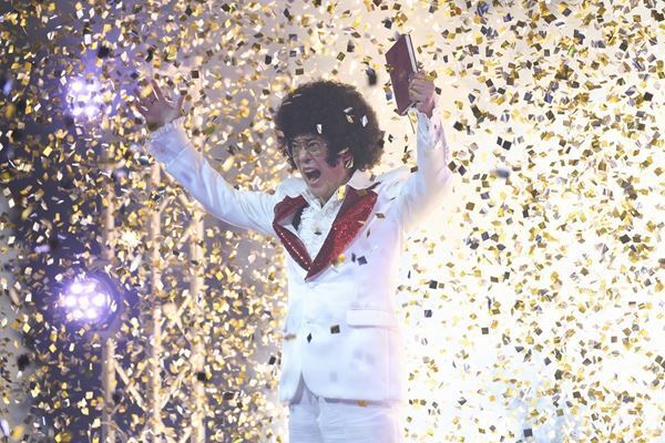 唐沢寿明のアイデアで“アフロ”に！ 映画『ミステリー・アリーナ』で見せる狂気と変幻自在の表情