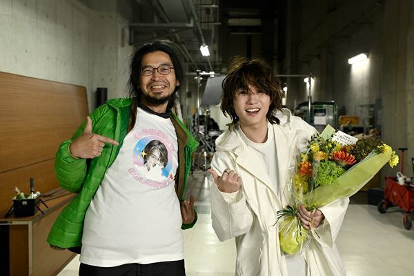 中村倫也×神木隆之介×ムロツヨシの3ショットも！ 映画『君のクイズ』オフショット写真8点が公開