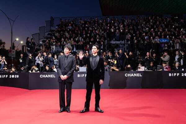 横浜流星「感慨深く光栄」 映画『汝、星のごとく』藤井道人監督と釜山国際映画祭レッドカーペットに登場