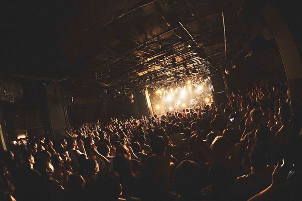 鈴木実貴子ズ、“いばら”の先へ　ソールドアウトの渋谷CLUB QUATTROを熱狂で包んだツアーファイナル【オフィシャルレポート】