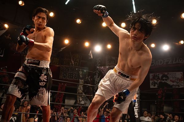 鈴鹿央士が伊勢谷友介とリングで対峙！ Netflix『喧嘩独学』緊迫のボクシングシーン公開