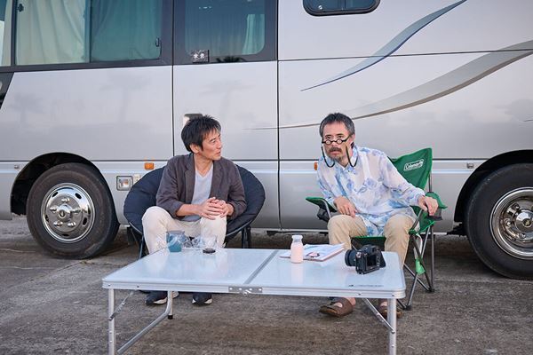 アイドル級の忙しさ！ 映画界のオモロい内情も垣間見える『津田寛治に撮休はない』──【おとなの映画ガイド】