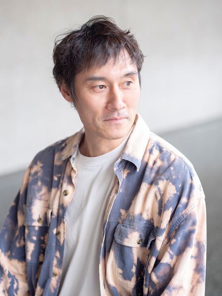 新国立劇場で稽古中の浜田学×山口森広×演出・金澤菜乃英が読み解く、ノゾエ征爾の新作『りんごが落ちる』の魅力