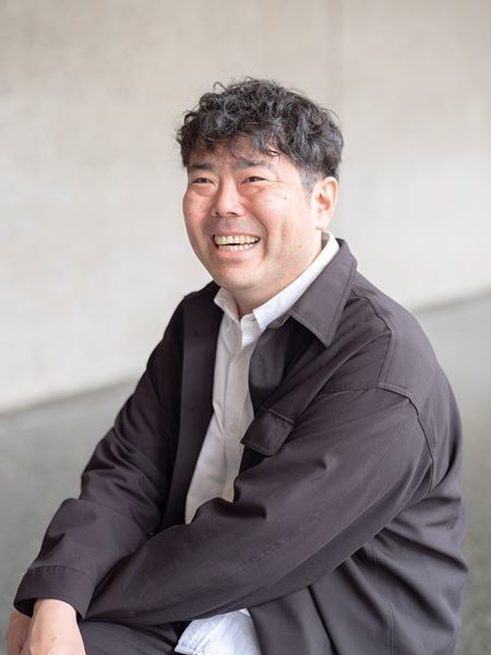 新国立劇場で稽古中の浜田学×山口森広×演出・金澤菜乃英が読み解く、ノゾエ征爾の新作『りんごが落ちる』の魅力