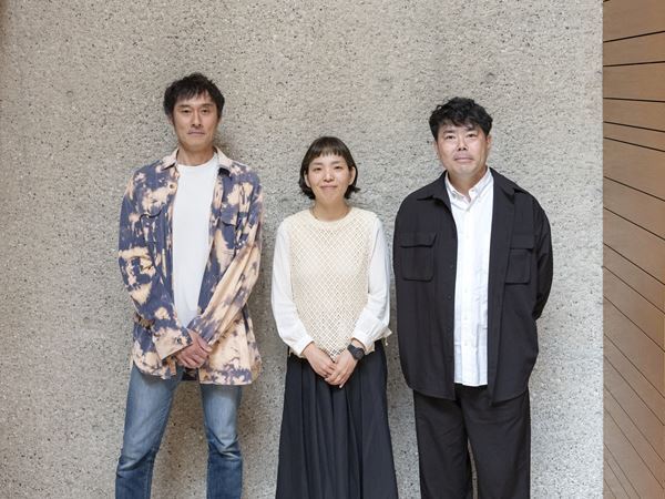 新国立劇場で稽古中の浜田学×山口森広×演出・金澤菜乃英が読み解く、ノゾエ征爾の新作『りんごが落ちる』の魅力