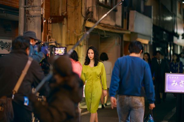 綾瀬はるかの晴れやかな笑顔も！ 『ファーストボイス』メイキングカット9点解禁
