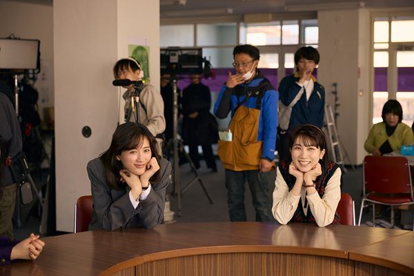 綾瀬はるかの晴れやかな笑顔も！ 『ファーストボイス』メイキングカット9点解禁