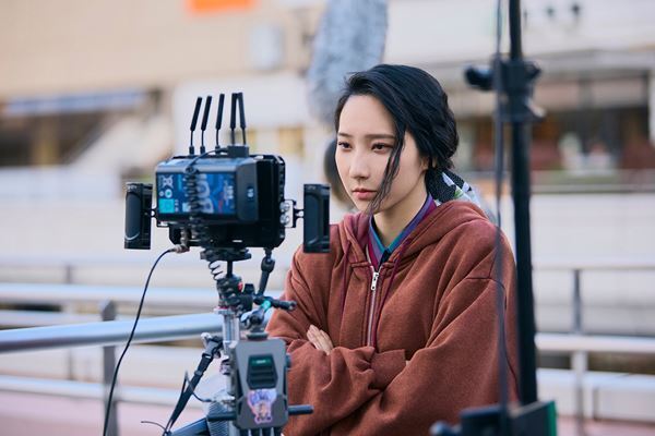 綾瀬はるかの晴れやかな笑顔も！ 『ファーストボイス』メイキングカット9点解禁