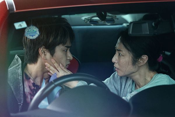 森七菜が鈴鹿央士に銃口を向ける！ 映画『藁にもすがる獣たち』欲望と狂気あふれる新場面写真12点を一挙解禁