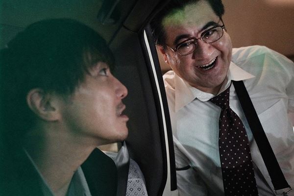 森七菜が鈴鹿央士に銃口を向ける！ 映画『藁にもすがる獣たち』欲望と狂気あふれる新場面写真12点を一挙解禁