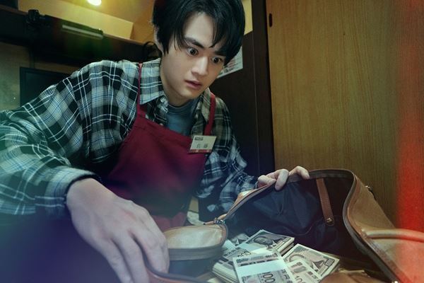 森七菜が鈴鹿央士に銃口を向ける！ 映画『藁にもすがる獣たち』欲望と狂気あふれる新場面写真12点を一挙解禁