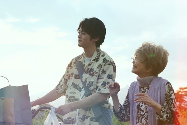森七菜が鈴鹿央士に銃口を向ける！ 映画『藁にもすがる獣たち』欲望と狂気あふれる新場面写真12点を一挙解禁