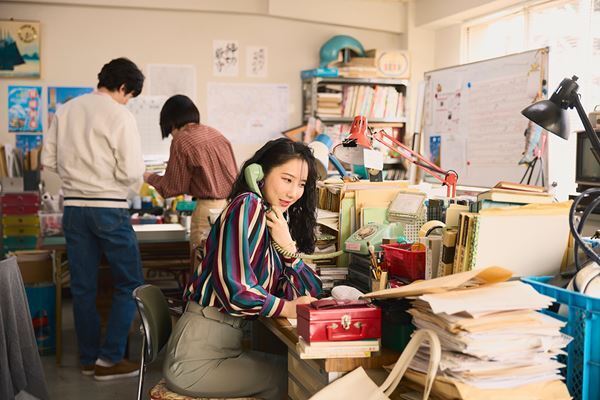 綾瀬はるかが赤スーツで法廷に！ 映画『ファーストボイス』登場人物たちを捉えた場面写真8点公開