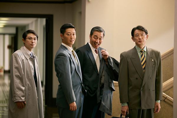 綾瀬はるかが赤スーツで法廷に！ 映画『ファーストボイス』登場人物たちを捉えた場面写真8点公開