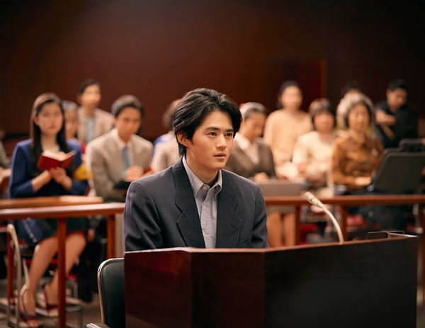 綾瀬はるかが赤スーツで法廷に！ 映画『ファーストボイス』登場人物たちを捉えた場面写真8点公開