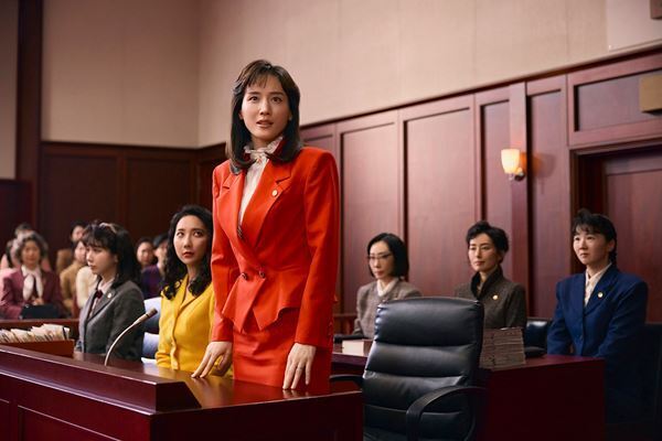綾瀬はるかが赤スーツで法廷に！ 映画『ファーストボイス』登場人物たちを捉えた場面写真8点公開