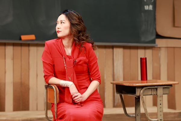 小栗旬×三谷幸喜『いのこりぐみ』開幕！ 初舞台の菊地凛子が「モンスターペアレント」を熱演