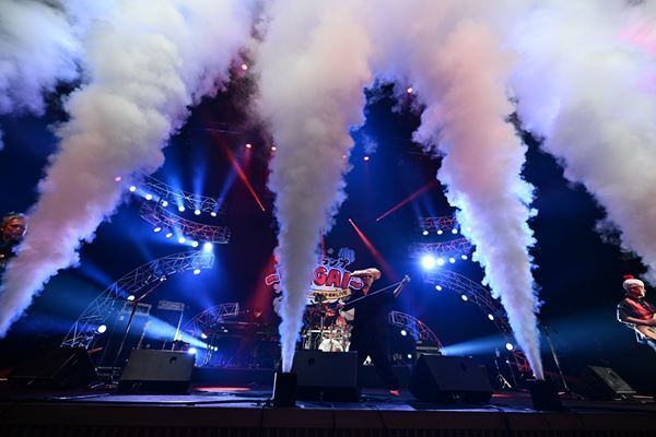 中高年パワー全開！ 爆風スランプ40周年ツアー最終日をレポート「再会はまたいつの日か、あの場所で」