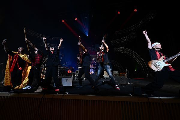 中高年パワー全開！ 爆風スランプ40周年ツアー最終日をレポート「再会はまたいつの日か、あの場所で」