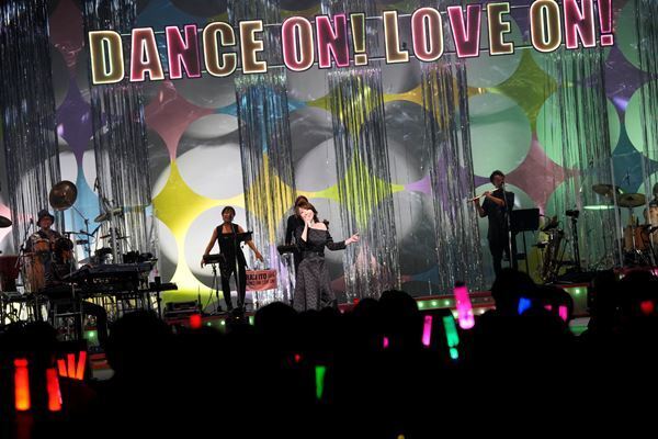 伊藤 蘭、キャンディーズ名曲12曲と趣里との特別共演で魅了　ツアー東京公演レポート【オフィシャルレポート】