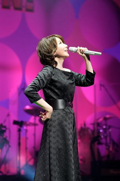 伊藤 蘭、キャンディーズ名曲12曲と趣里との特別共演で魅了　ツアー東京公演レポート【オフィシャルレポート】