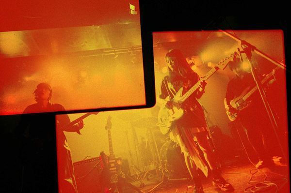 【the neverminds ライブレポート】東京で交わした“視界の断片”　2年ぶりの来日ツアー、灼熱の下北沢ERAで描いたシネマティックな音像