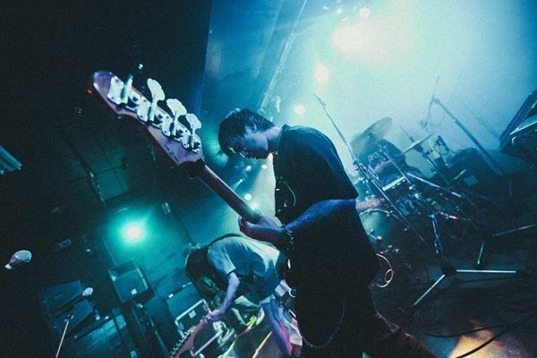 【the neverminds ライブレポート】東京で交わした“視界の断片”　2年ぶりの来日ツアー、灼熱の下北沢ERAで描いたシネマティックな音像