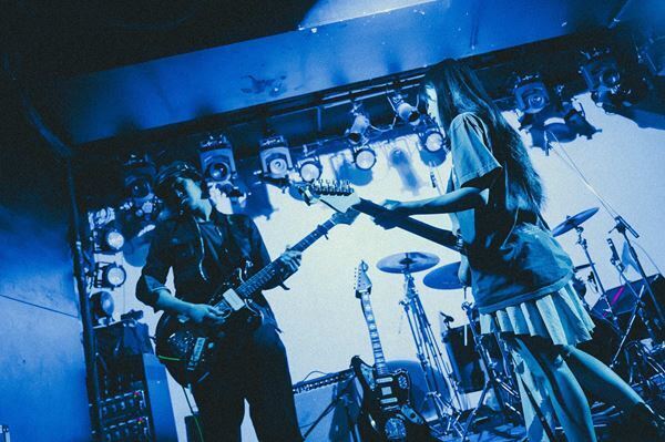 【the neverminds ライブレポート】東京で交わした“視界の断片”　2年ぶりの来日ツアー、灼熱の下北沢ERAで描いたシネマティックな音像
