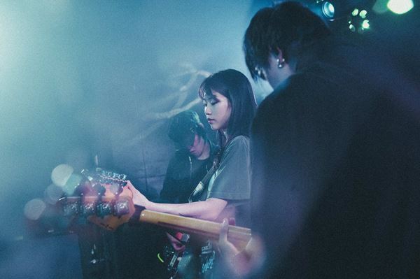 【the neverminds ライブレポート】東京で交わした“視界の断片”　2年ぶりの来日ツアー、灼熱の下北沢ERAで描いたシネマティックな音像