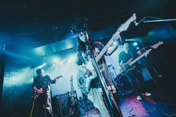 【the neverminds ライブレポート】東京で交わした“視界の断片”　2年ぶりの来日ツアー、灼熱の下北沢ERAで描いたシネマティックな音像
