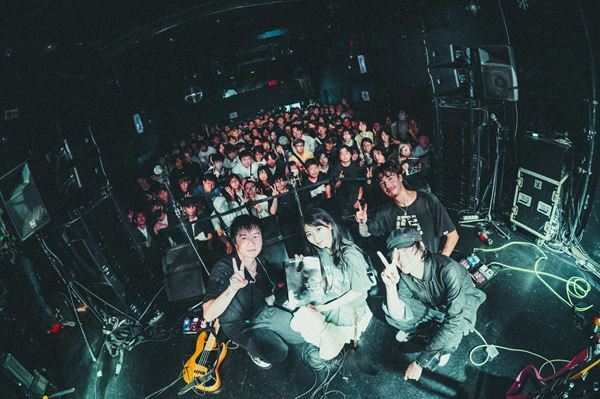 【the neverminds ライブレポート】東京で交わした“視界の断片”　2年ぶりの来日ツアー、灼熱の下北沢ERAで描いたシネマティックな音像