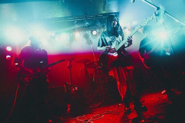【the neverminds ライブレポート】東京で交わした“視界の断片”　2年ぶりの来日ツアー、灼熱の下北沢ERAで描いたシネマティックな音像