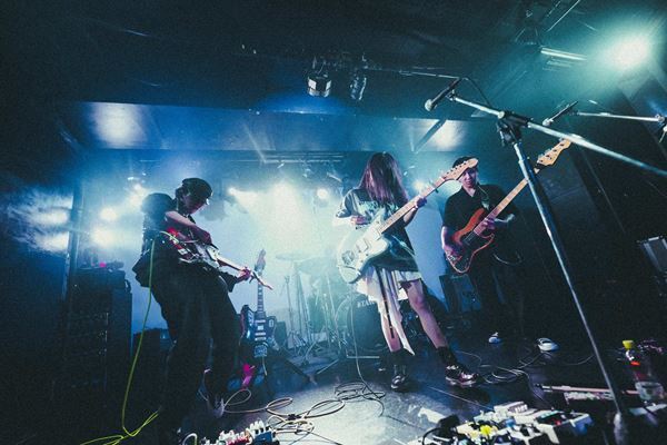 【the neverminds ライブレポート】東京で交わした“視界の断片”　2年ぶりの来日ツアー、灼熱の下北沢ERAで描いたシネマティックな音像