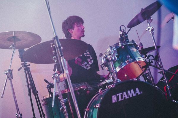 【the neverminds ライブレポート】東京で交わした“視界の断片”　2年ぶりの来日ツアー、灼熱の下北沢ERAで描いたシネマティックな音像